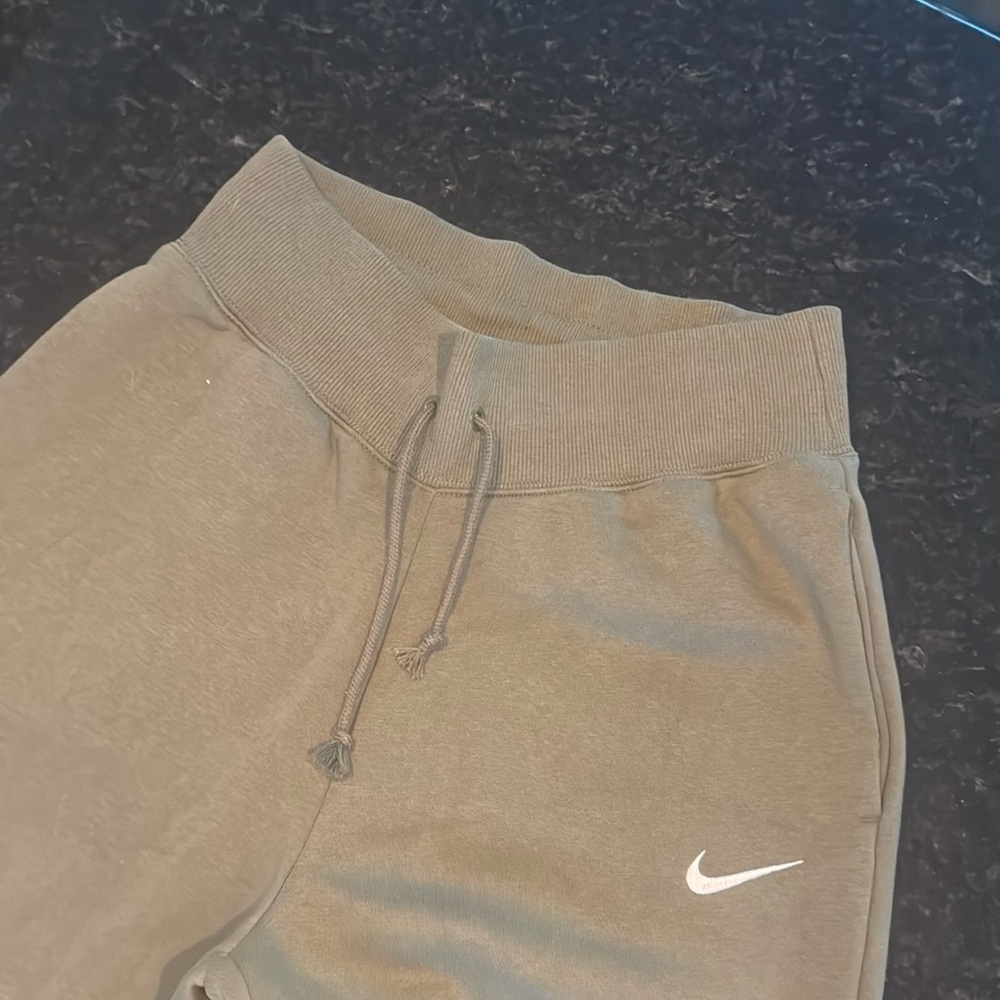 Women’s Nike Phoenix Fleece High waisted joggers never worn.